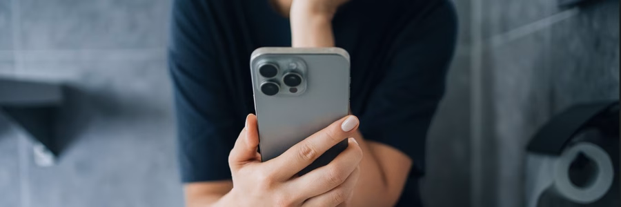 peligros de usar el movil en el baño